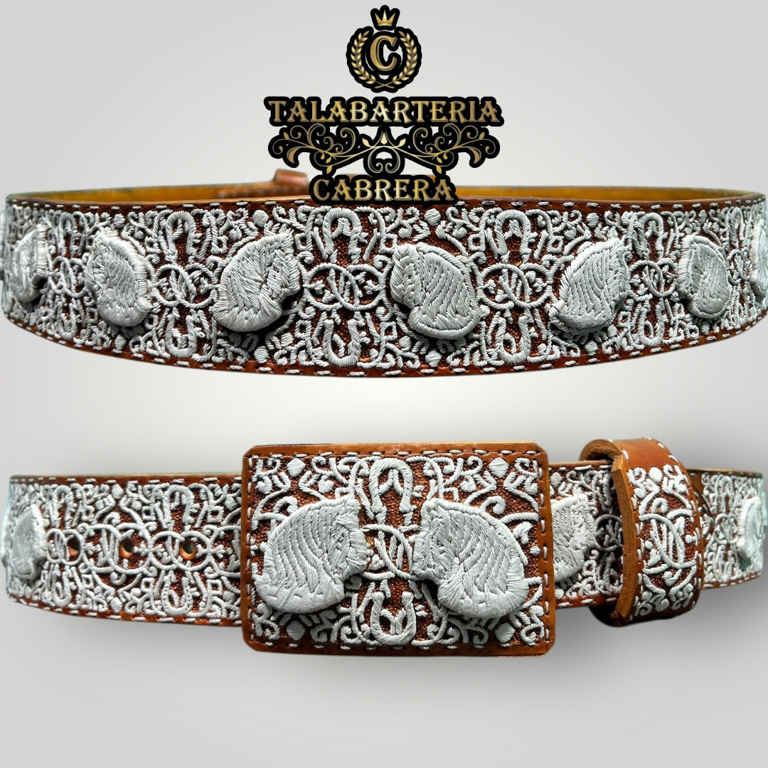 Cinto piteado de caballos montados